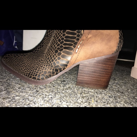 Ankle booties - Picture 3 of 4